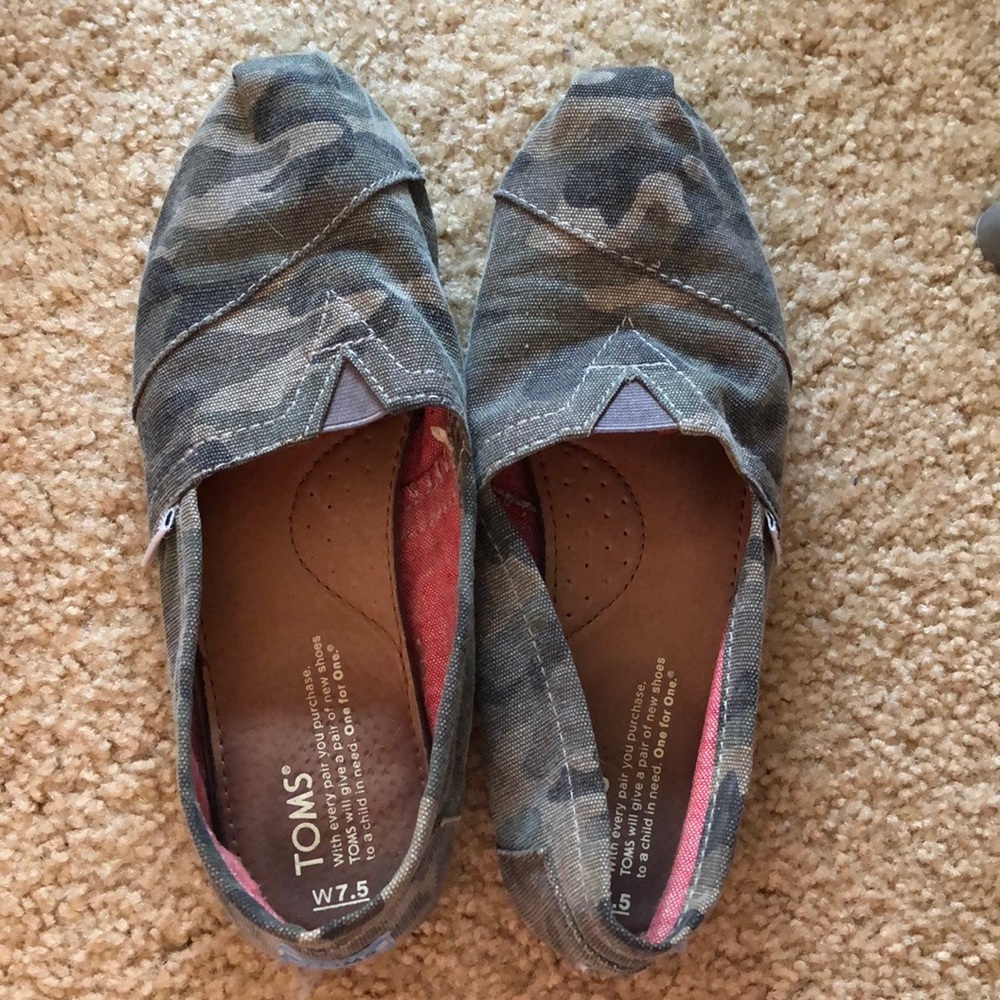 Camo print TOMS